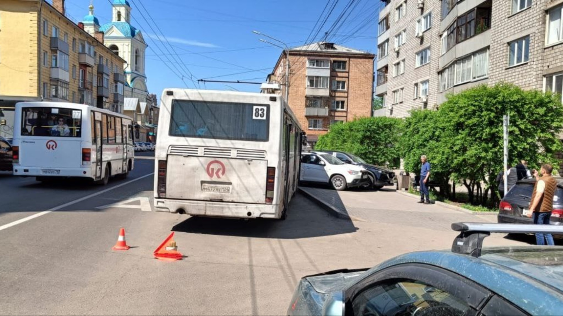 В Красноярске автобус врезался в пять припаркованных автомобилей