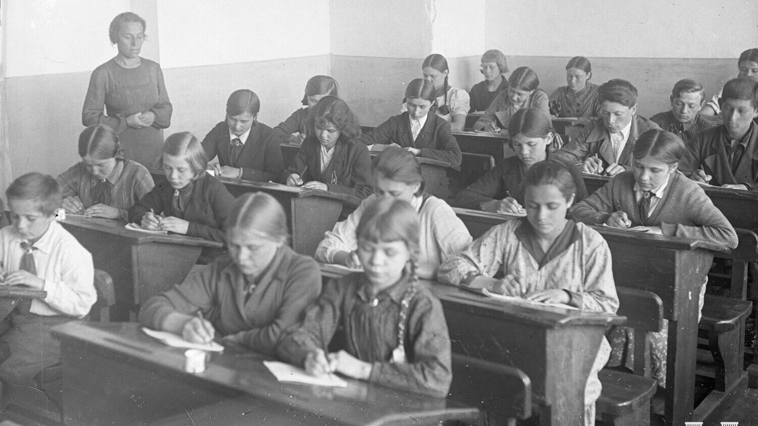 Краснознаменный 9 класс школы №4 на занятиях по русскому языку. Красноярский край, Боготол. 1941 год