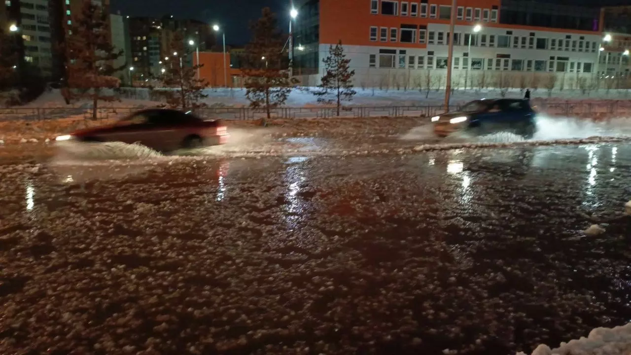 В Красноярске затопило улицу Алексеева из-за коммунальной аварии