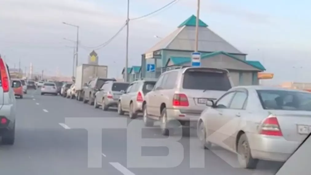 Красноярцы встали в километровую пробку к АЗС с «дешевым» бензином