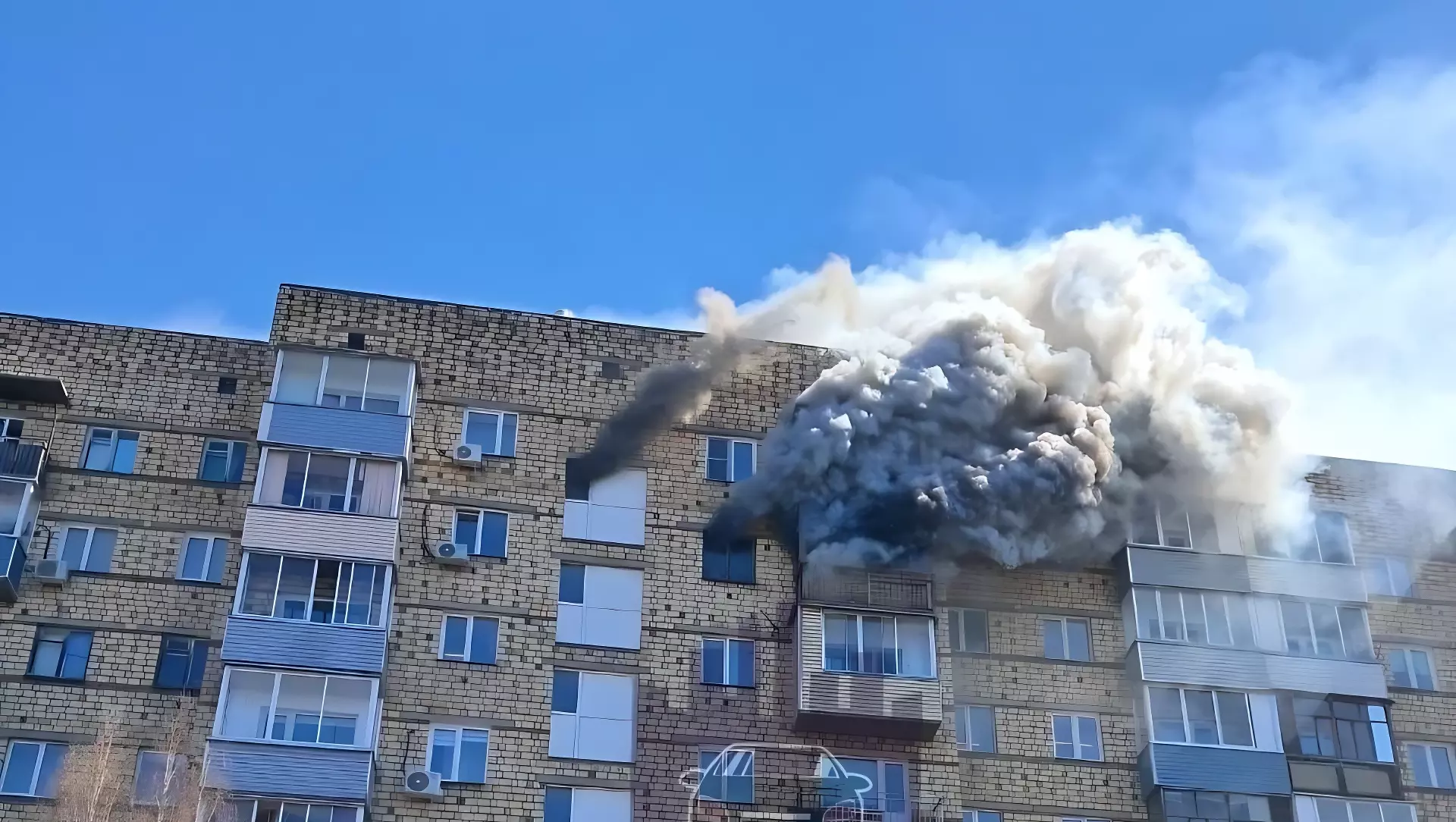 В Красноярске на Свердловской горит квартира. Выглядит жутко