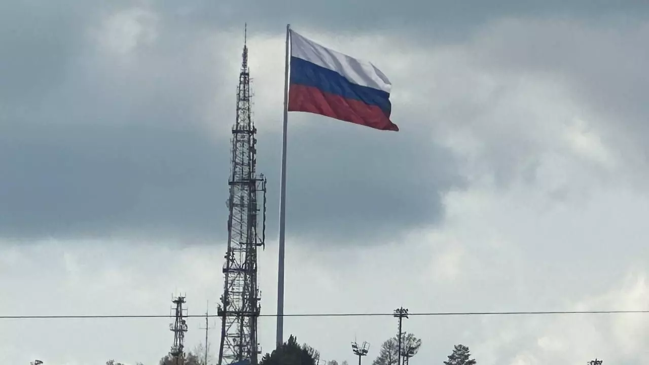 Власти Красноярского края заказали пять 25-метровых триколоров для флагштока