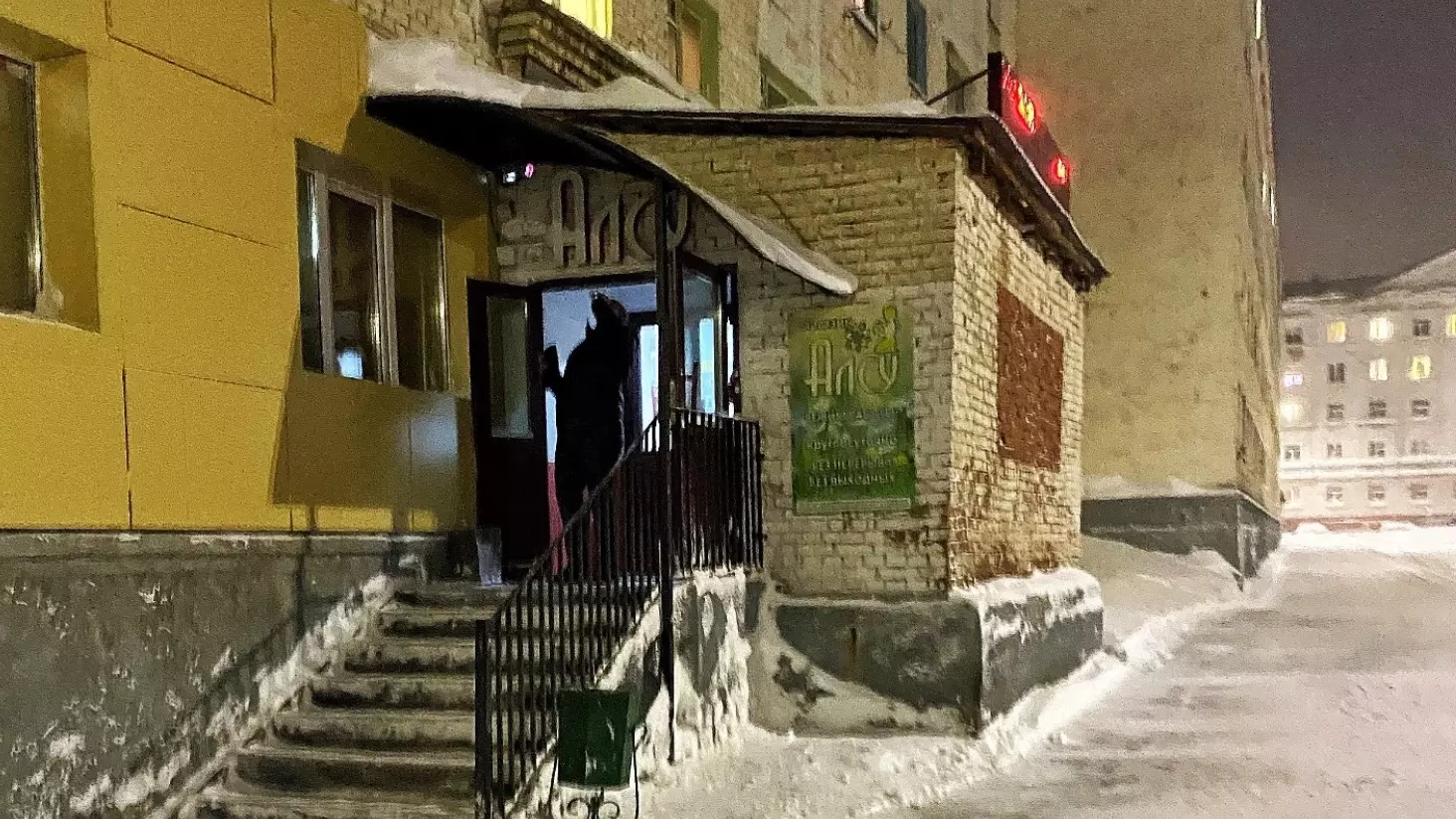 В Красноярском крае жителю продали блины с окурком внутри