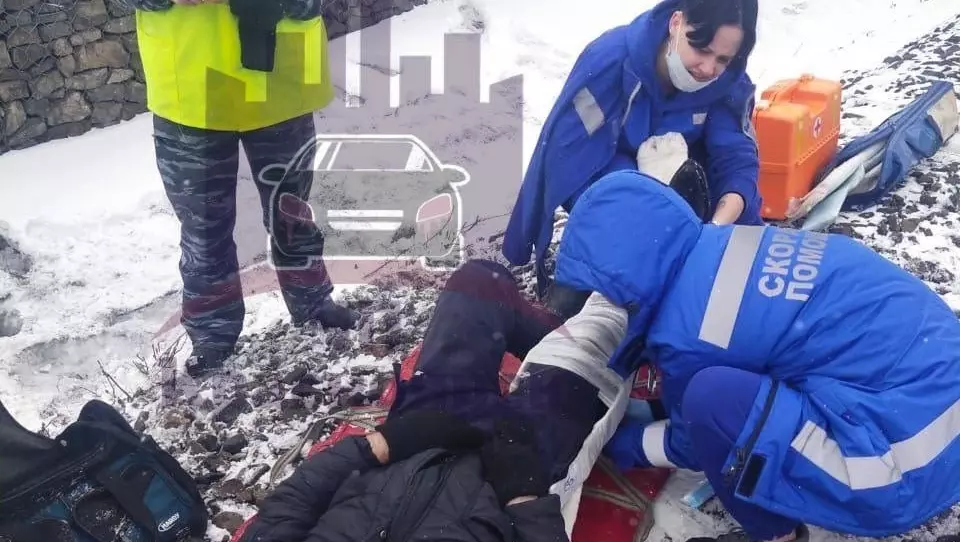 В Красноярске мужчина лежал на путях и чудом не погиб под колесами поезда