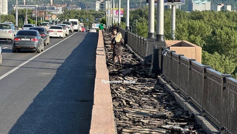 Красноярцы игнорируют перекрытие тротуара на Коммунальном мосту