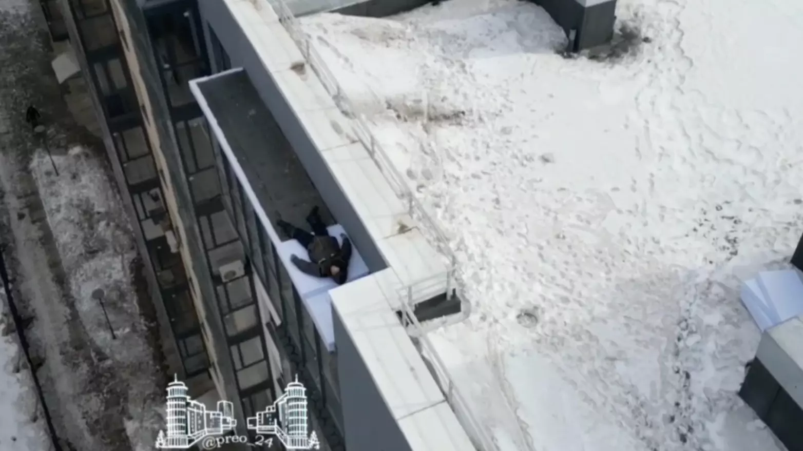 В Красноярске рабочий прилег отдохнуть на крыше балкона и стал мемом