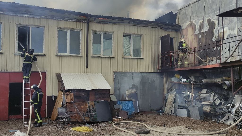 В Красноярске загорелось здание с автосервисом