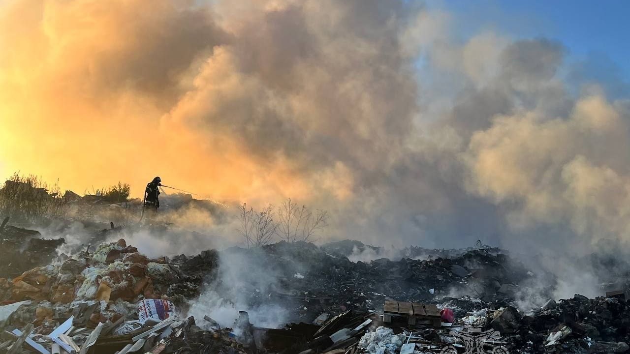 Под Красноярском загорелся мусорный полигон