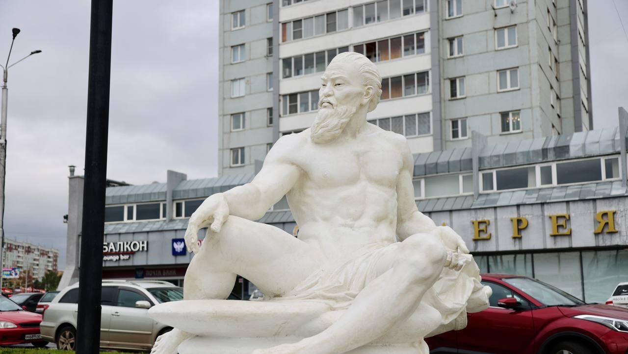 В Красноярске на Предмостной площади поставили две загадочные скульптуры