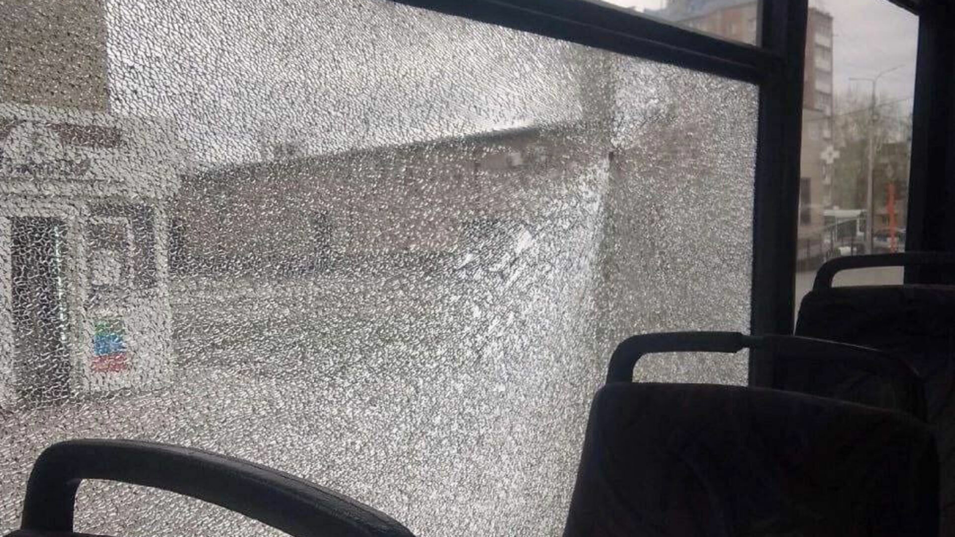 Фото с окна автобуса. Ачинск автобус 7. Новороссийск за окном автобуса. Выстрел из пневматики в стекло окна.