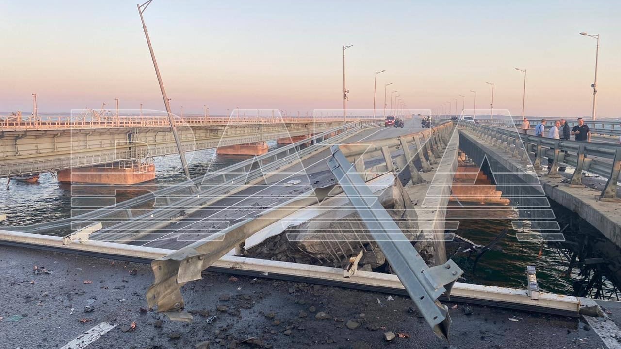 Появились фото с разрушенным Крымским мостом и помятым автомобилем