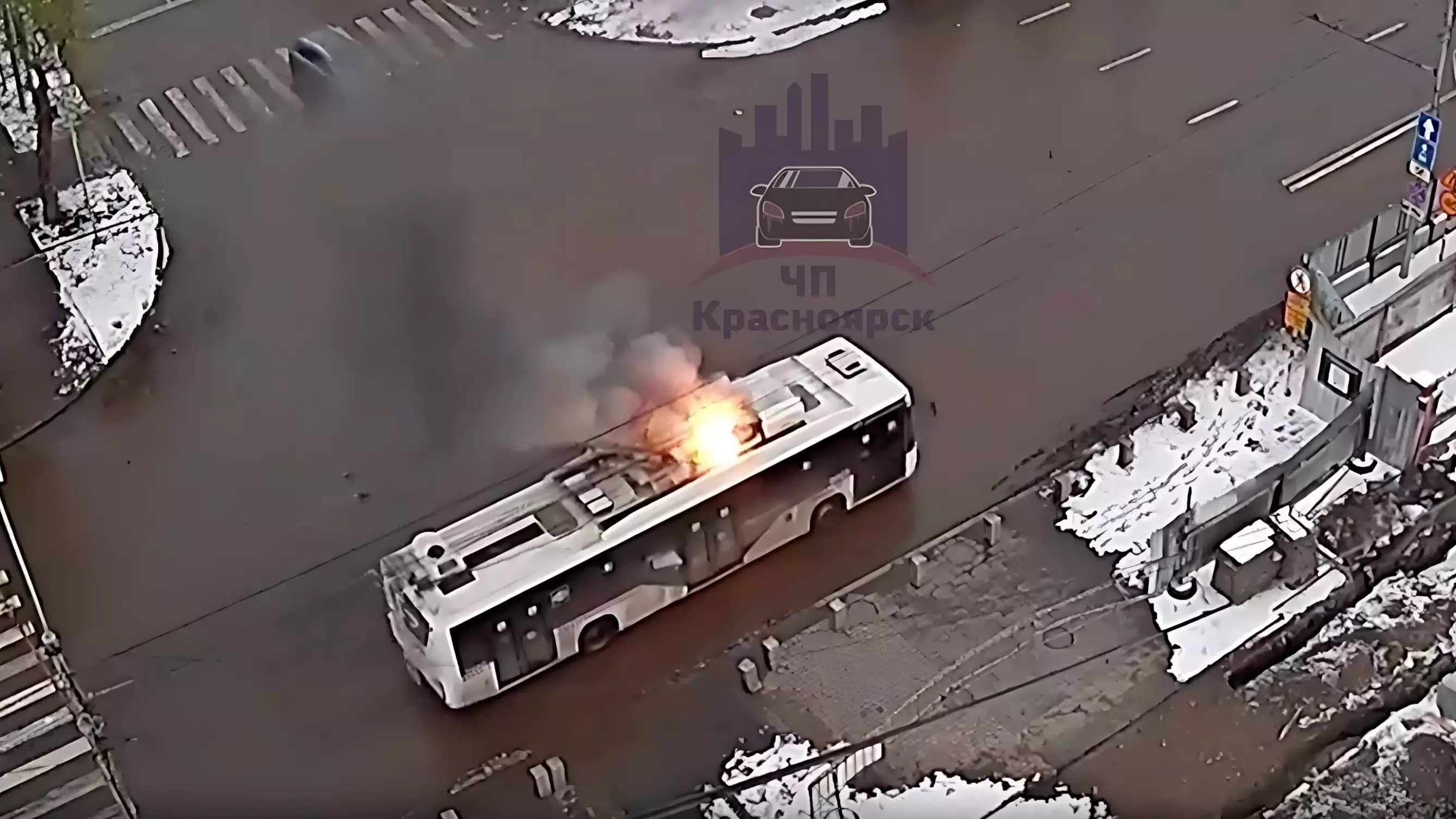 В центре Красноярска во время движения загорелся троллейбус