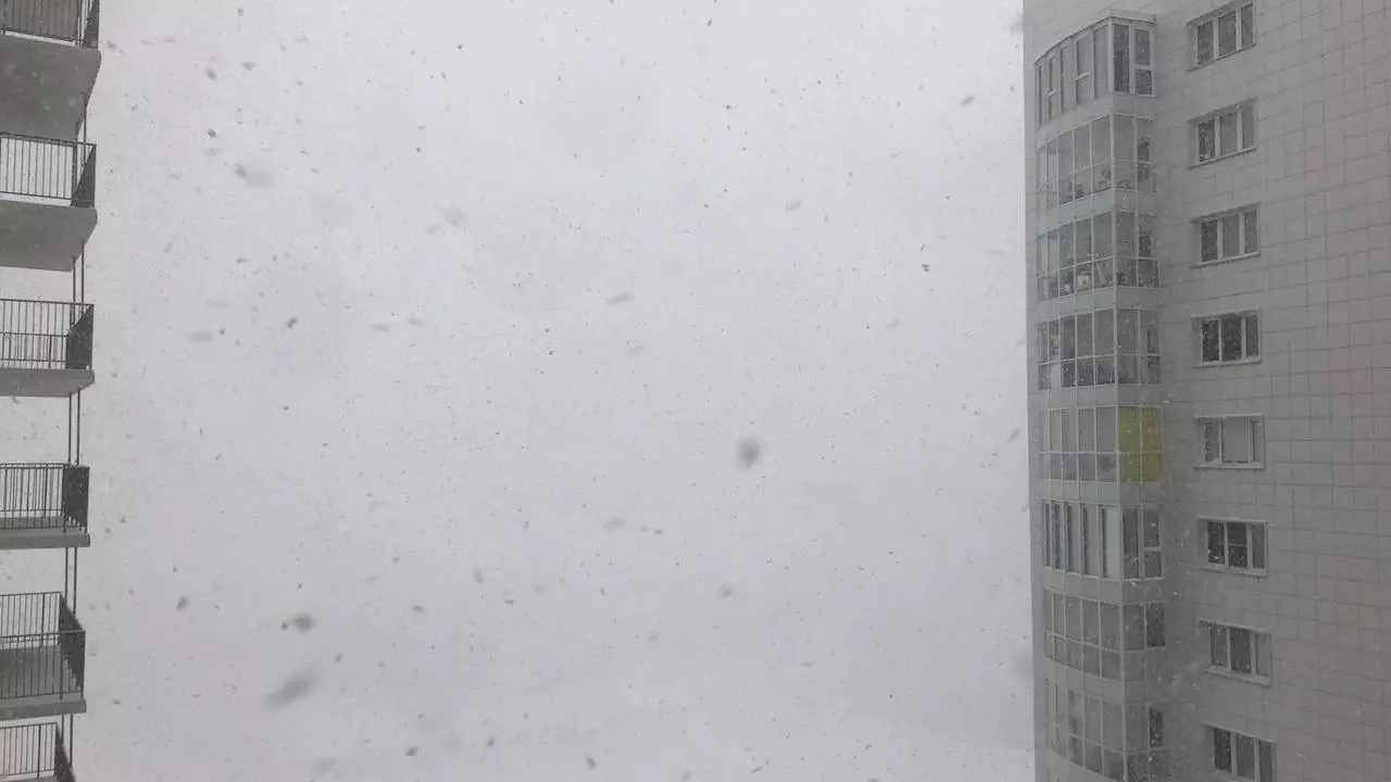 Красноярск засыпало снегом и сковало 7-балльными пробками