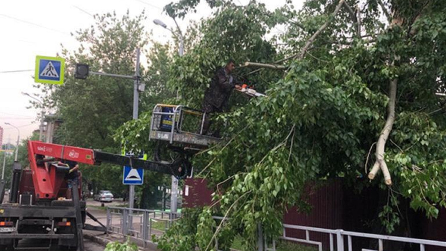 Сколько машин пострадало после бури с градом в Красноярске