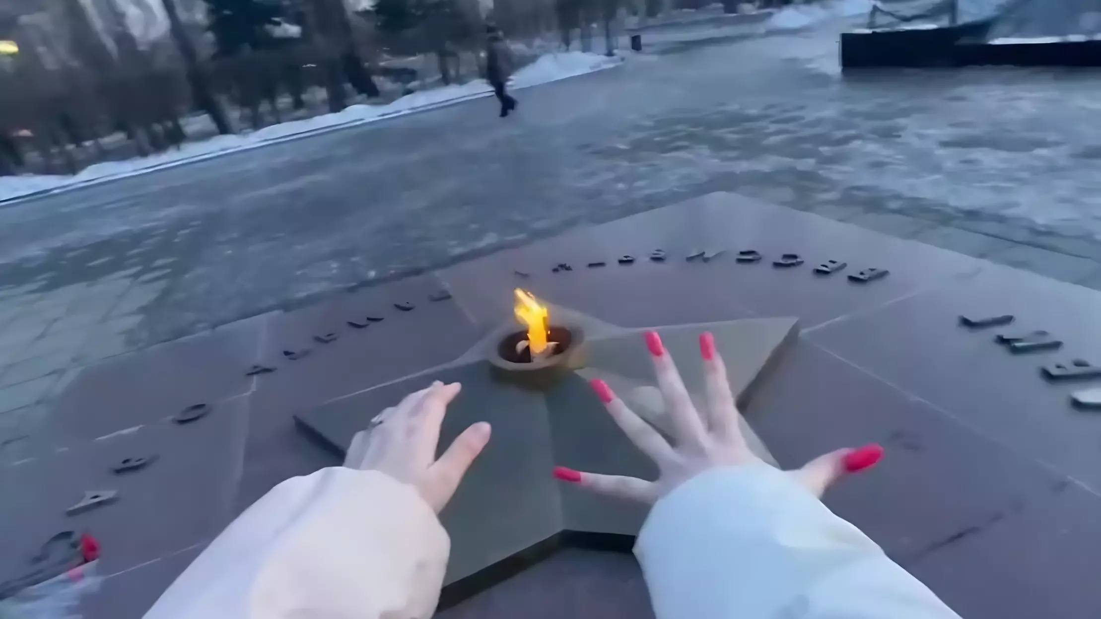 Две студентки техникума погрели руки у Вечного огня и могут попасть под уголовку