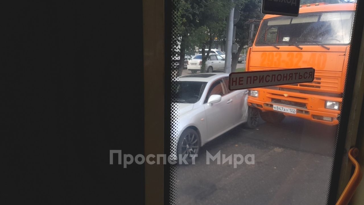 В Красноярске из-за аварии с грузовиком Высотная встала в пробку