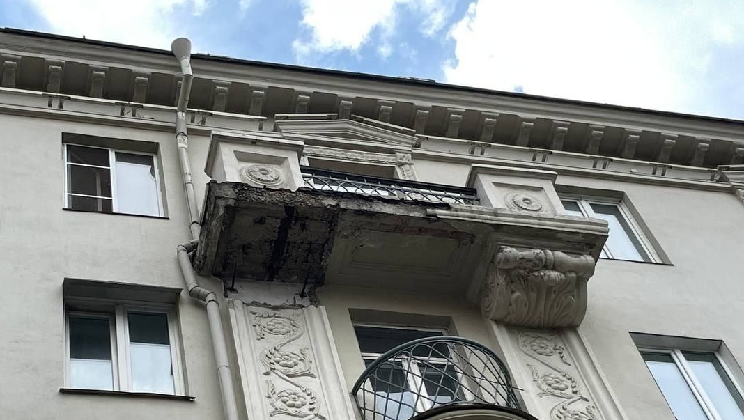В центре Красноярска разрушается дом с лепниной