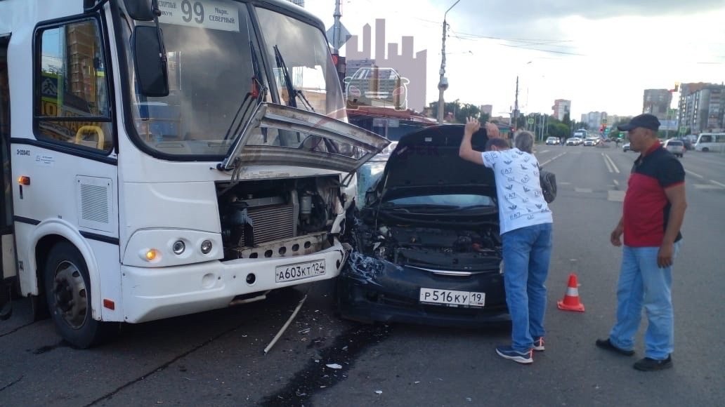 В Красноярске «Тойота» въехала в автобус и устроила ДТП с пострадавшими