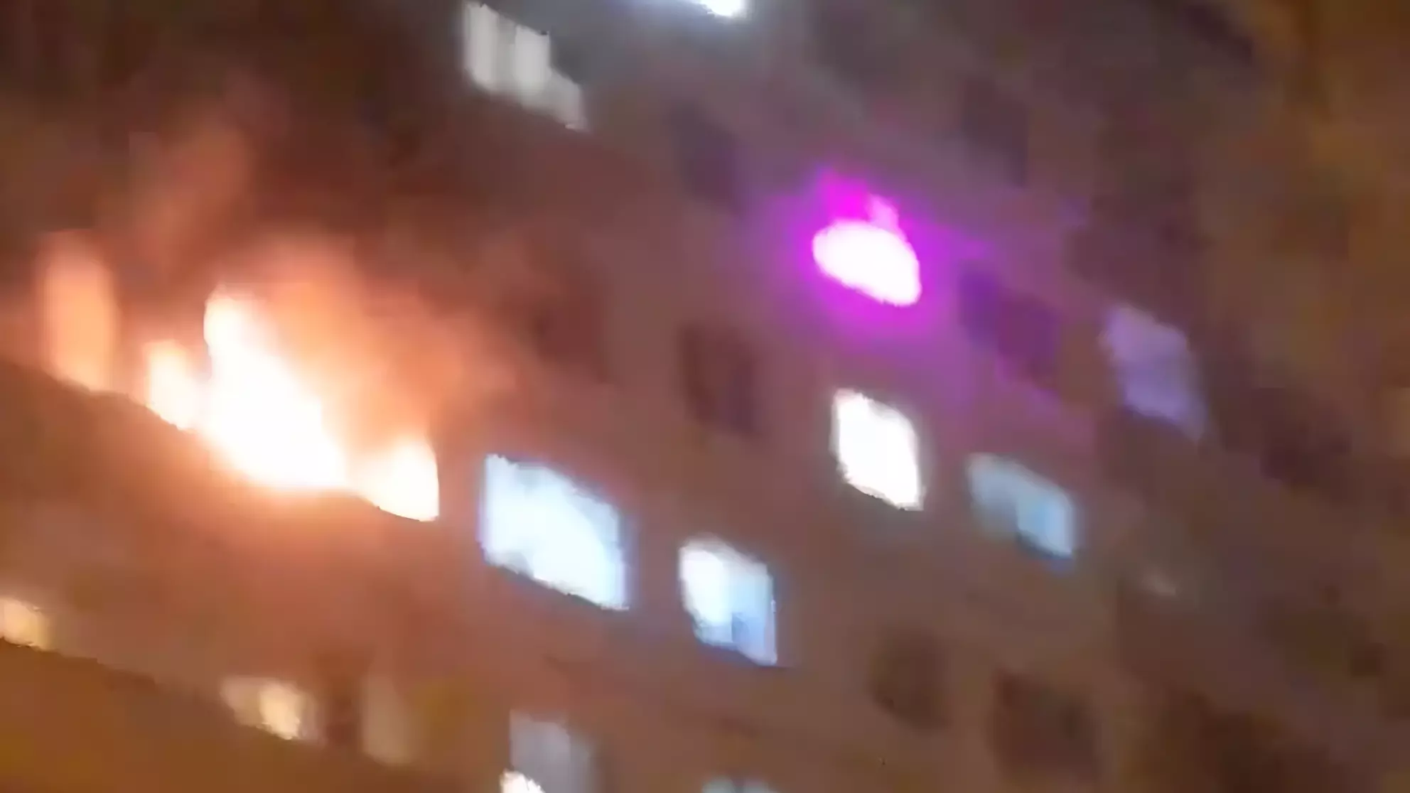 В Красноярске пожар в девятиэтажке мог начаться из-за брошенного с балкона бычка