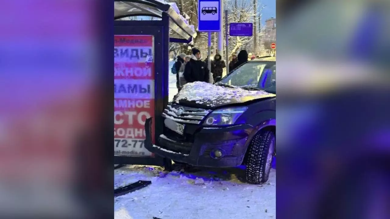 В Красноярске легковушка врезалась в остановку и сбила женщину