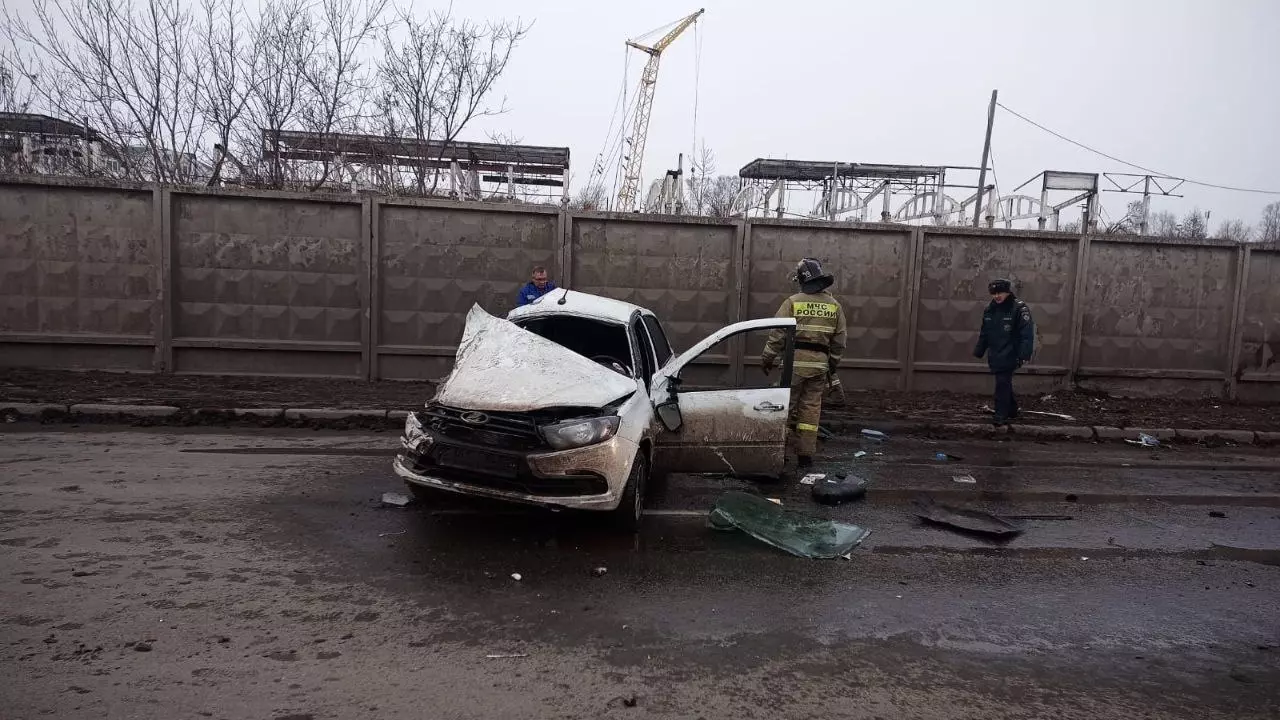 В центре Красноярске авто на большой скорости влетело в бетонную стену