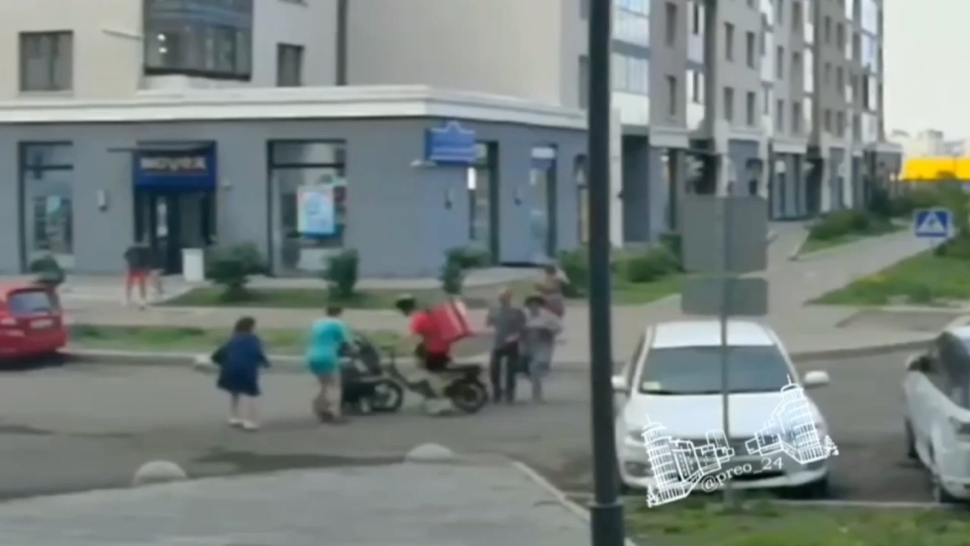 В Красноярске курьер «Самоката» влетел в коляску с ребенком и начал драться с людьми