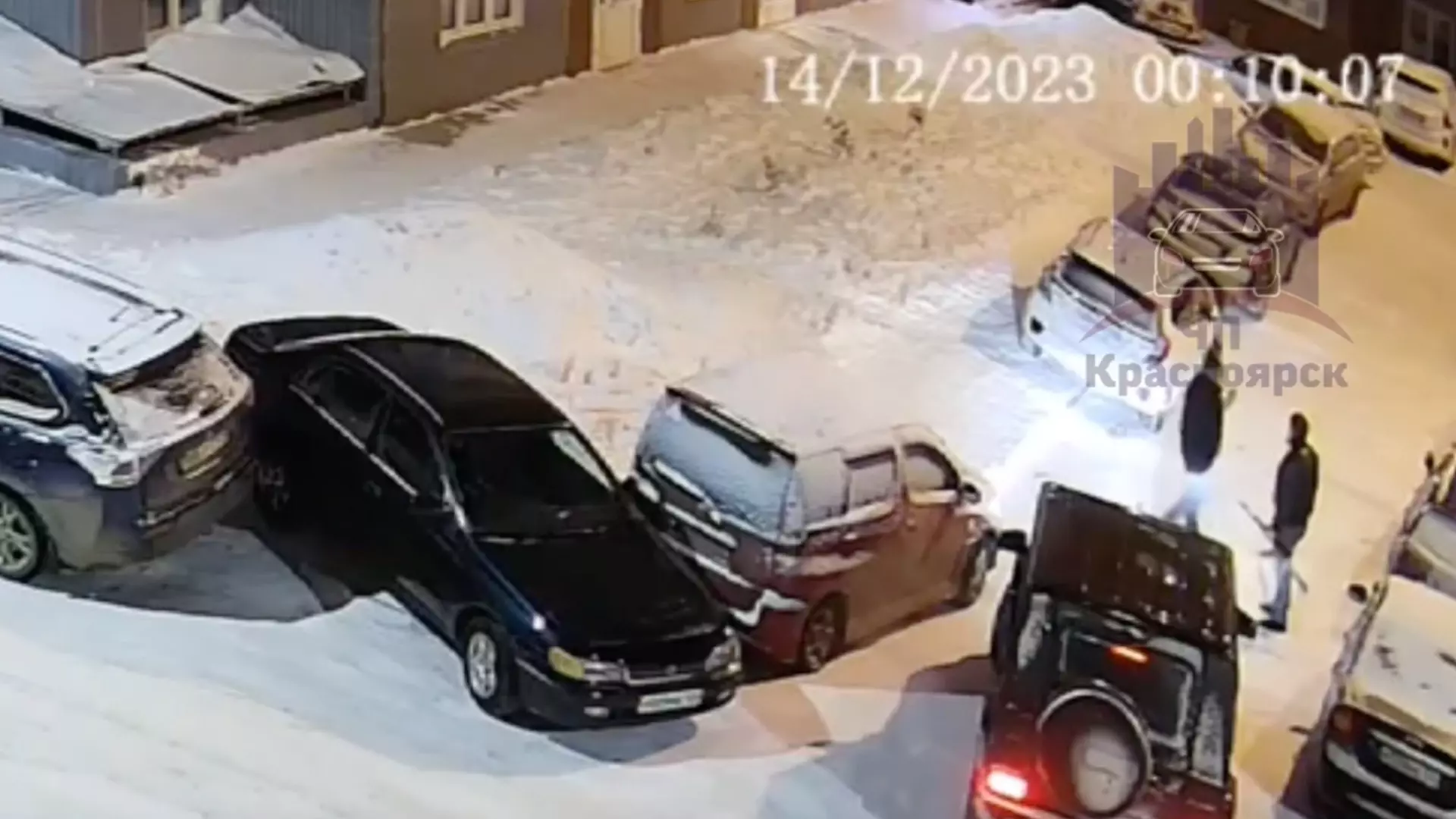 В Красноярске мужчина устроил стрельбу во дворе жилого дома