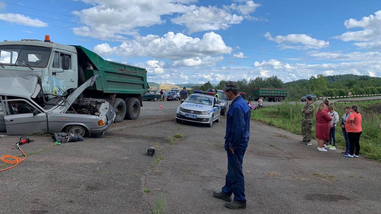 В Красноярском крае три человека погибли в ДТП с «КамАЗом» и «Волгой»