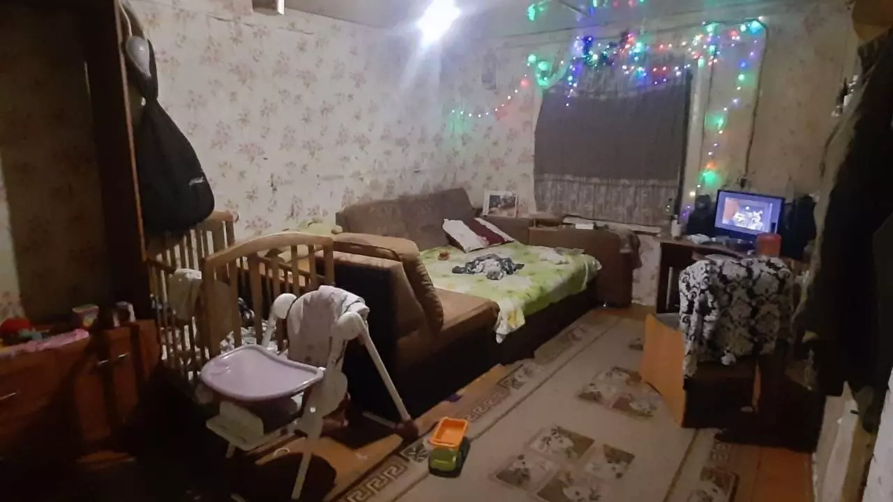 В Красноярском крае семимесячная девочка умерла после падения с дивана
