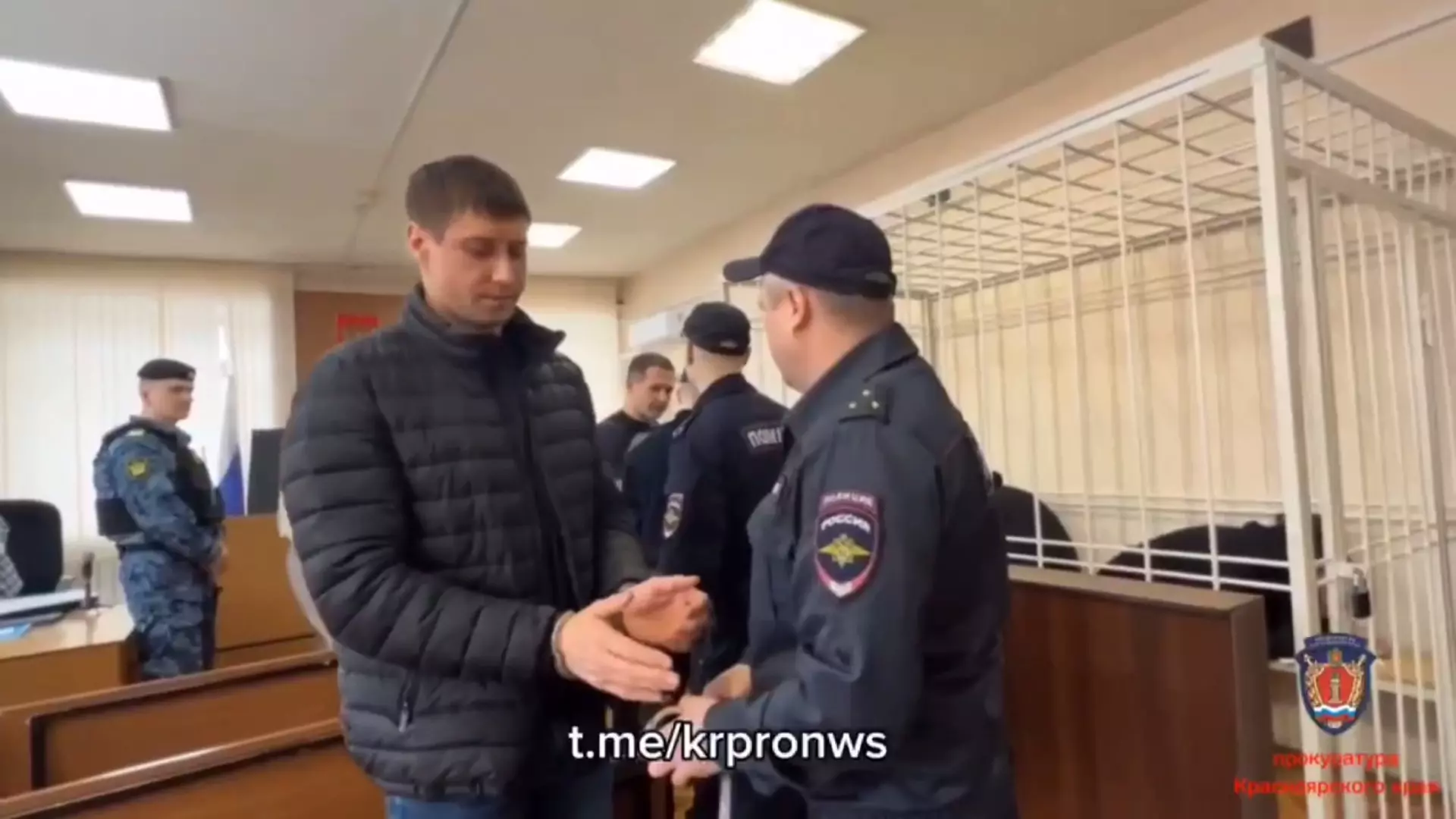 В Красноярске четверых экс-полицейских приговорили к 8 годам