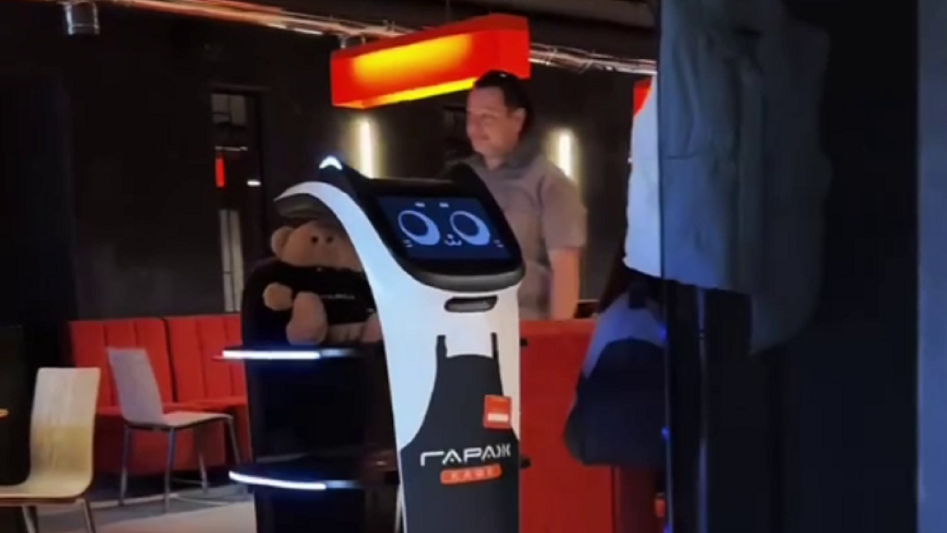 В Красноярске появился первый робот-официант