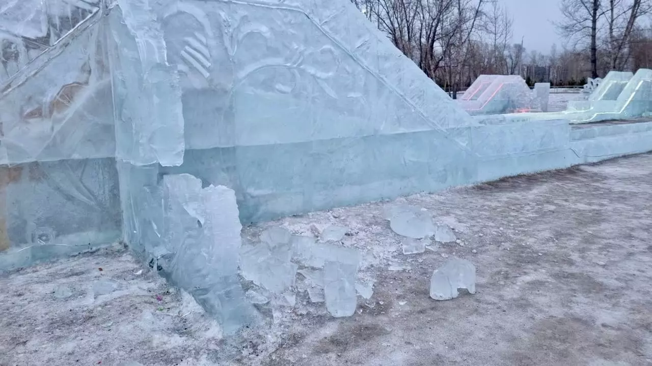 В Красноярске из-за потепления закрыли ледовый городок на острове Татышев