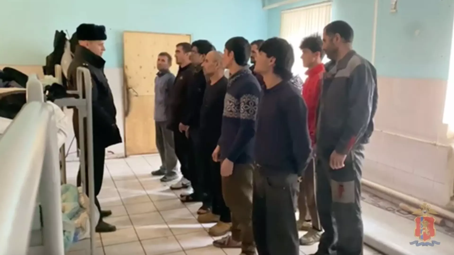 Нелегальным мигрантам в Красноярске предложили заключить контракт с Минобороны