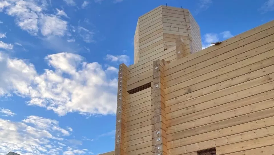 В Красноярске почти закончили возводить стены скандального храма на Стрелке