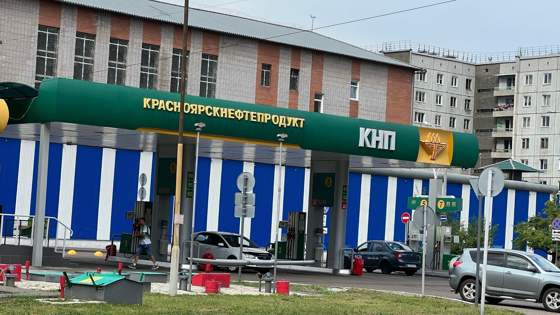 Пять заправок под Красноярском незаконно используют вывески КНП