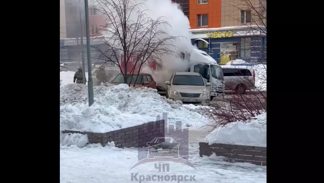 В Красноярске на «Южном берегу» загорелся грузовик с алкоголем
