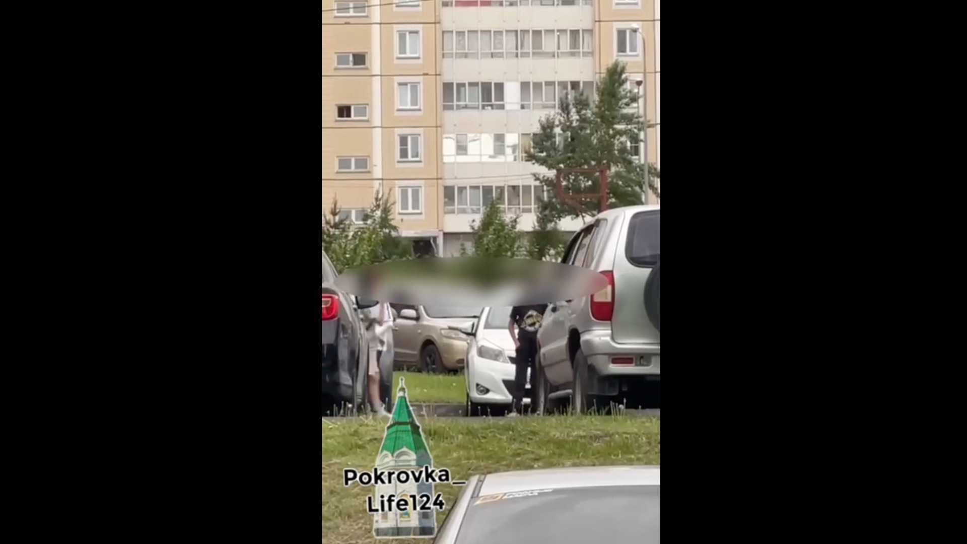 Жители района в Красноярске жалуются на детей, которые издеваются над дворником