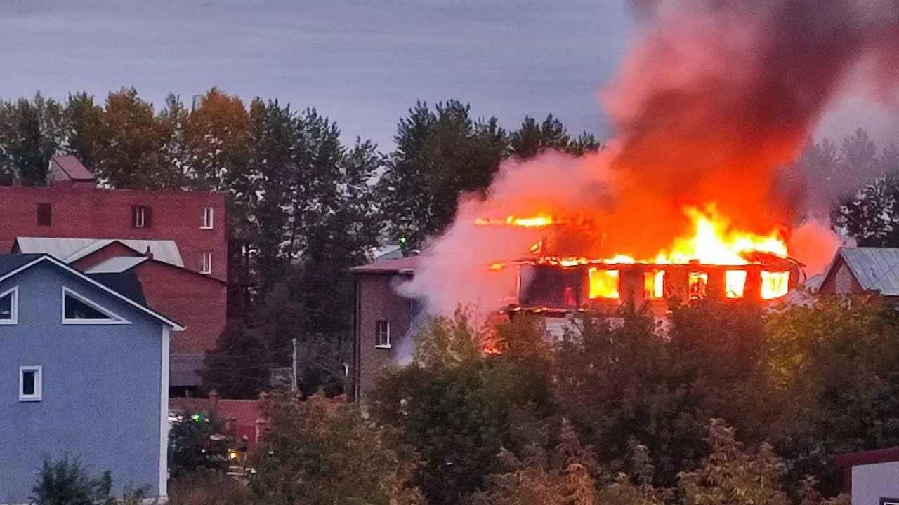 В Северном горит двухэтажный дом