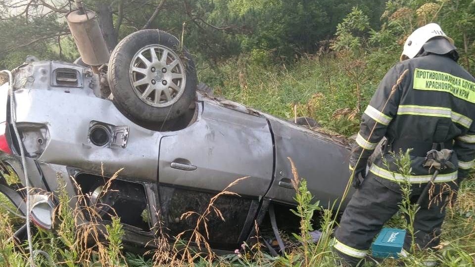 На трассе под Красноярском водитель вылетел из авто и погиб на месте