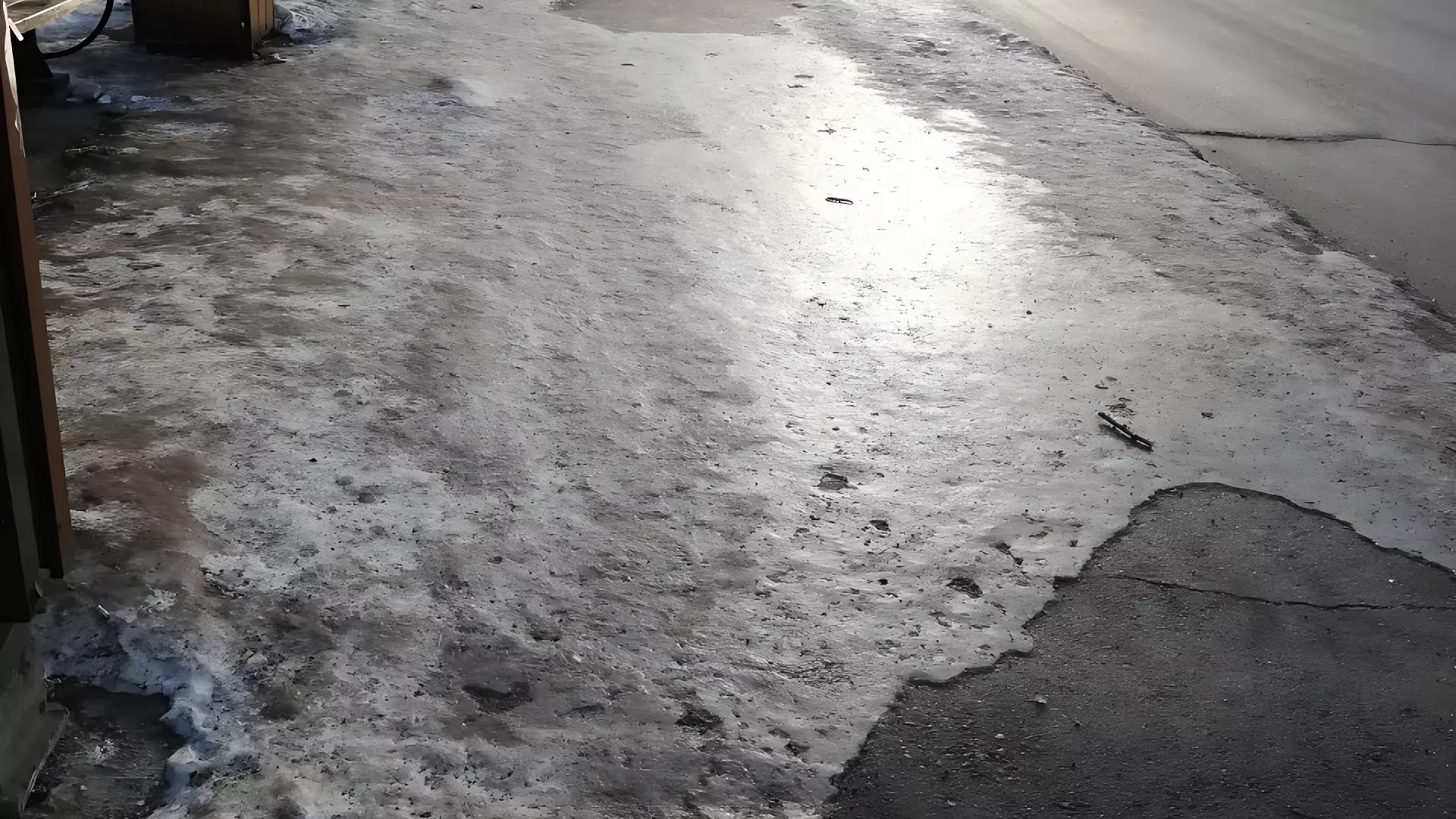 Красноярцы массово жалуются на нечищеные дороги и заледеневшие тротуары