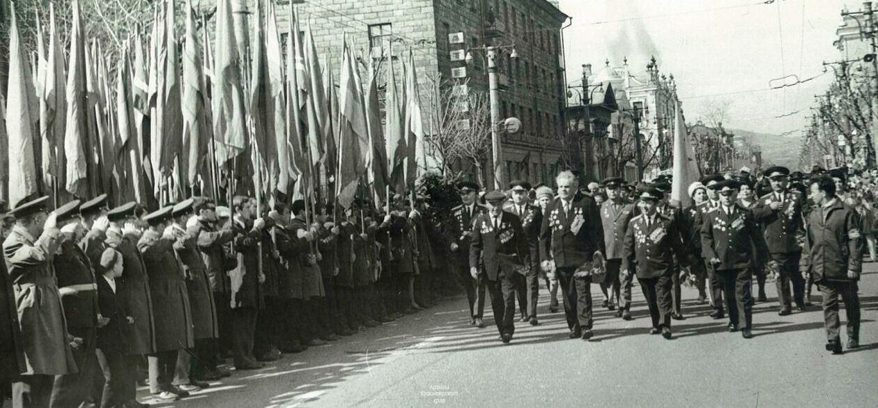 Марш ветеранов Центрального района Красноярска 9 мая 1980 года. Дмитрий Мартынов — второй слева
