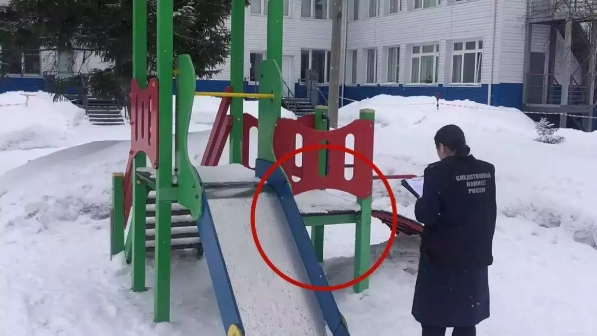 В Красноярске застрявший в горке детсада мальчик не приходит в себя три недели