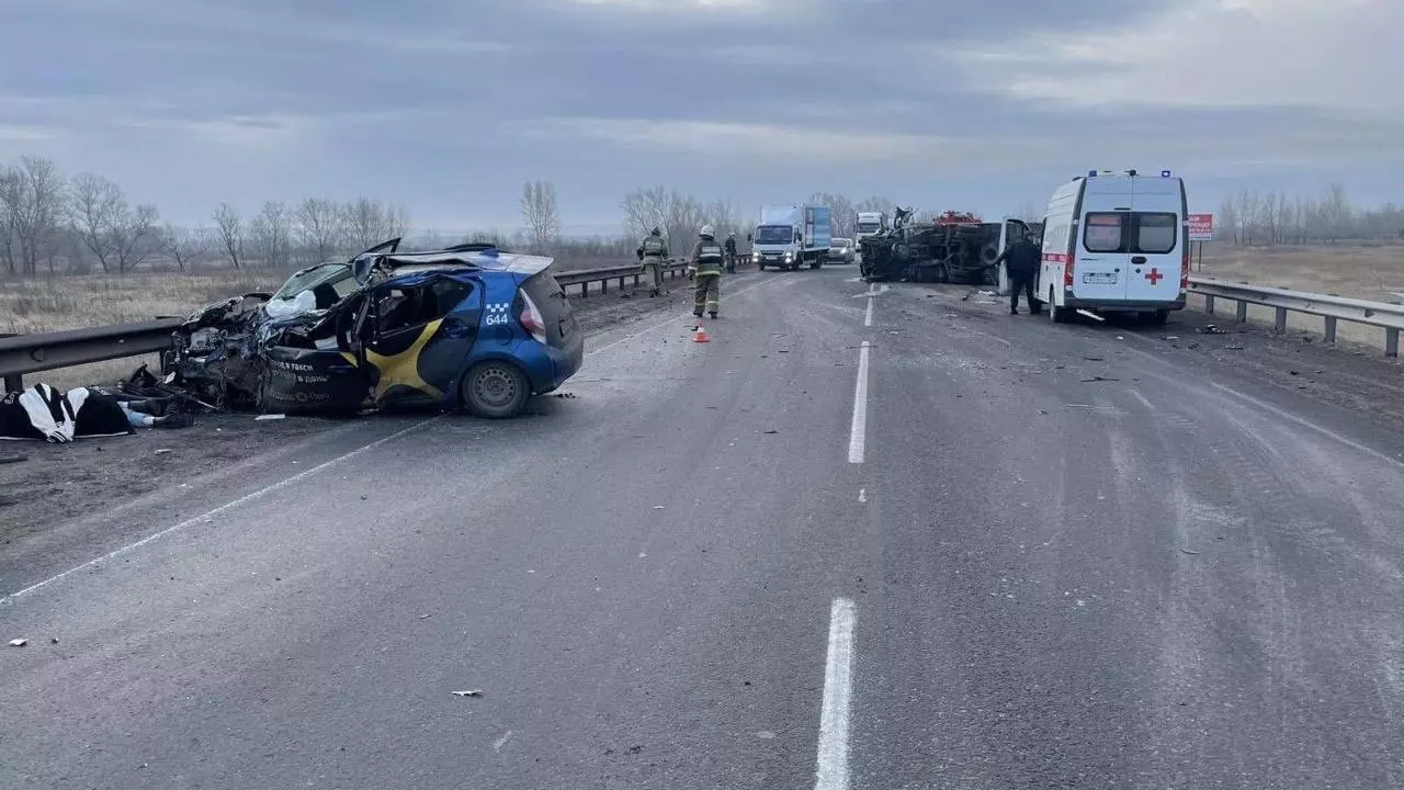 Под Красноярском такси влетело под грузовик, и пассажирка погибла