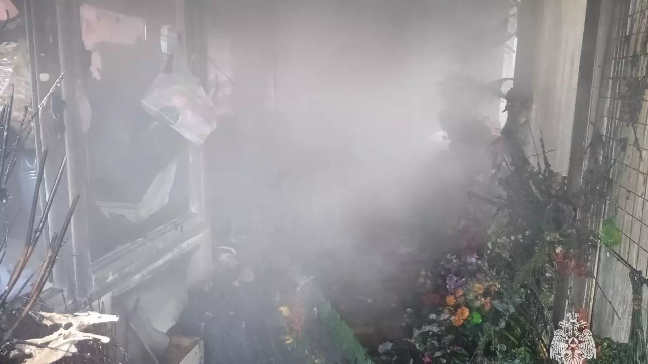 В Красноярске в пожаре пострадал продавец цветочного магазина
