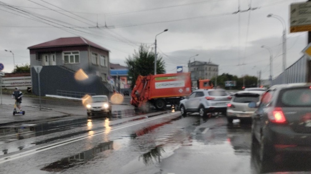 В Красноярске из-за ДТП мусоровоз перекрыл две полосы
