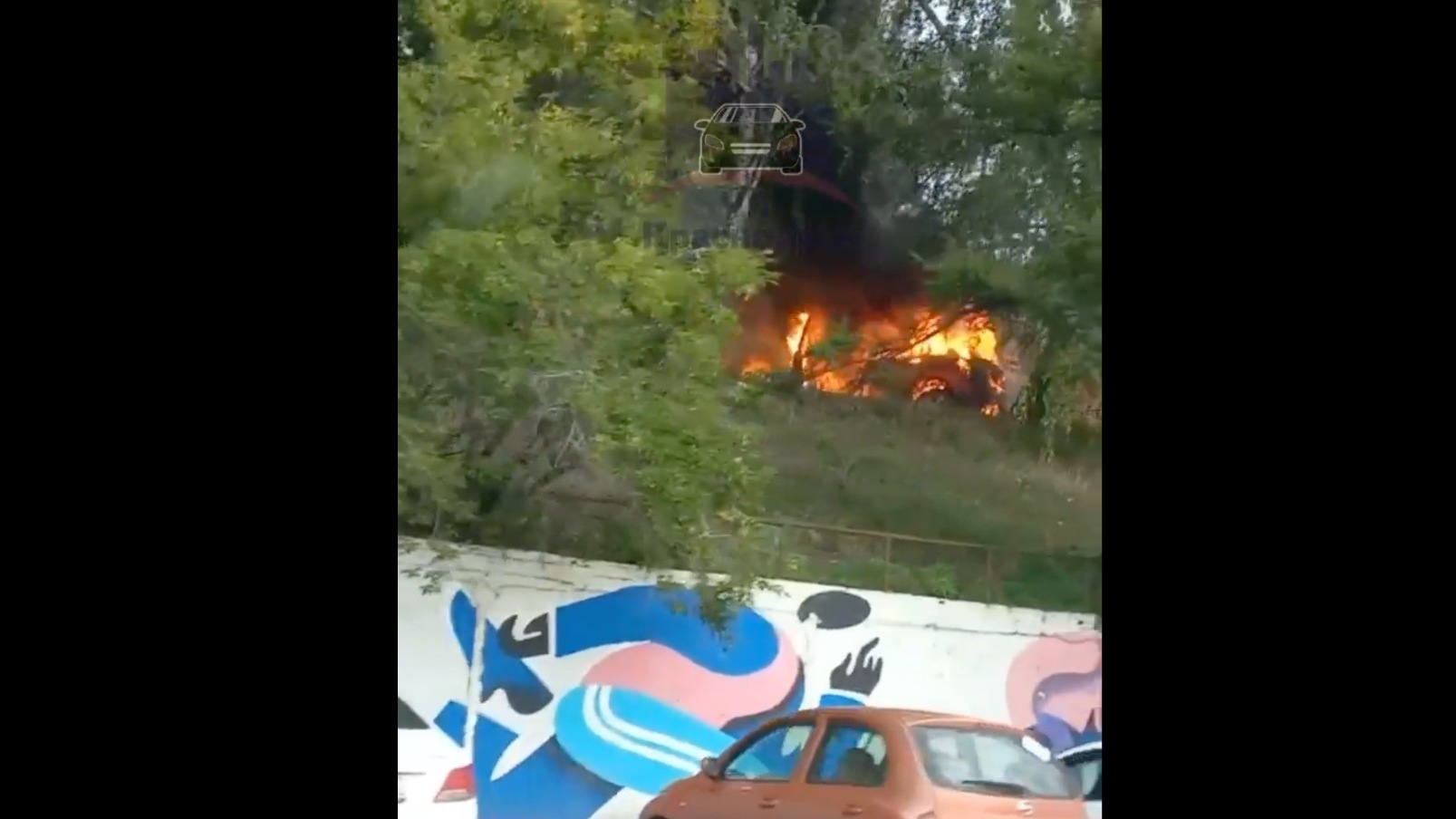 В центре Красноярска загорелся автомобиль