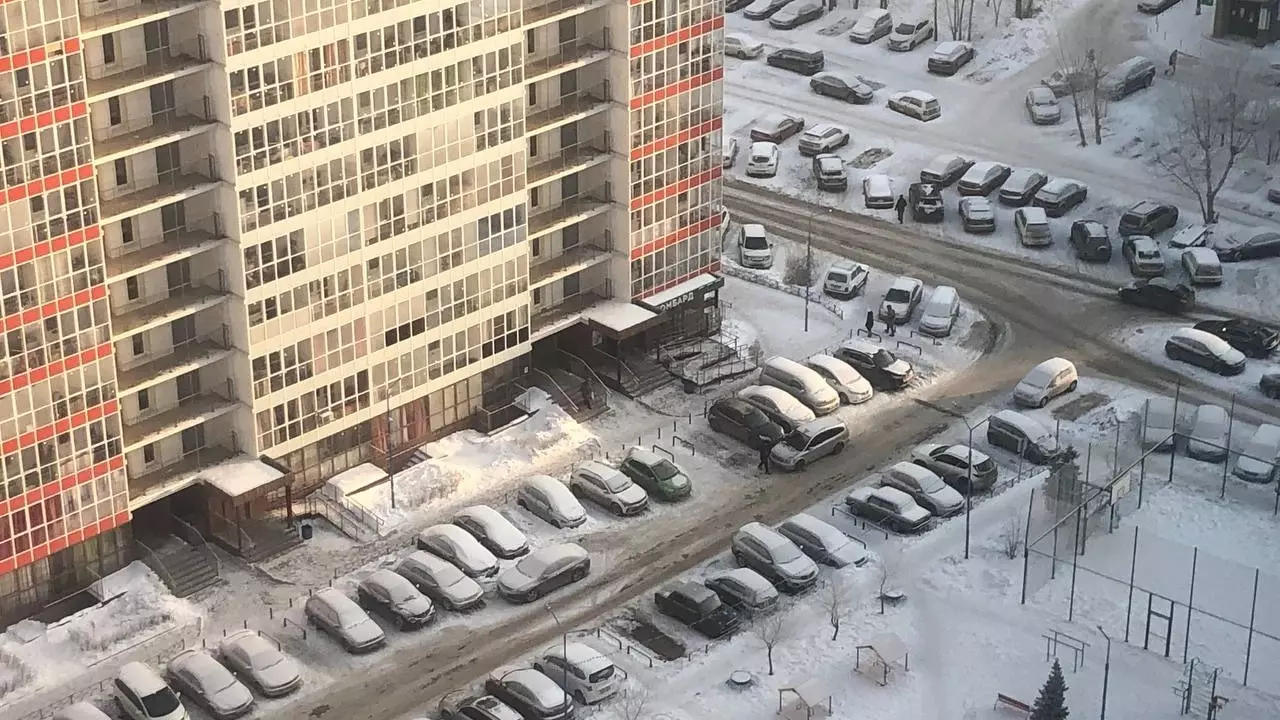 В Красноярске обещают очистить дворы от снега после новогодних выходных