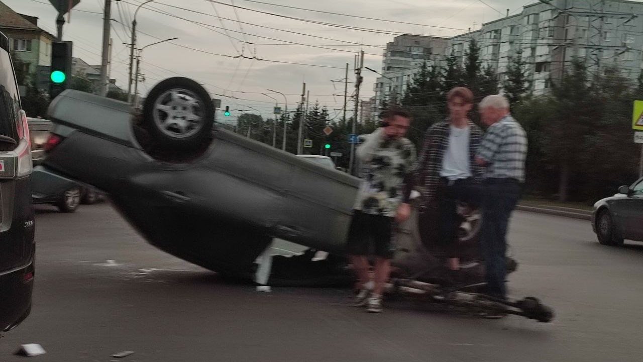 В Красноярске в пробке стоит две улицы из-за перевернувшегося авто