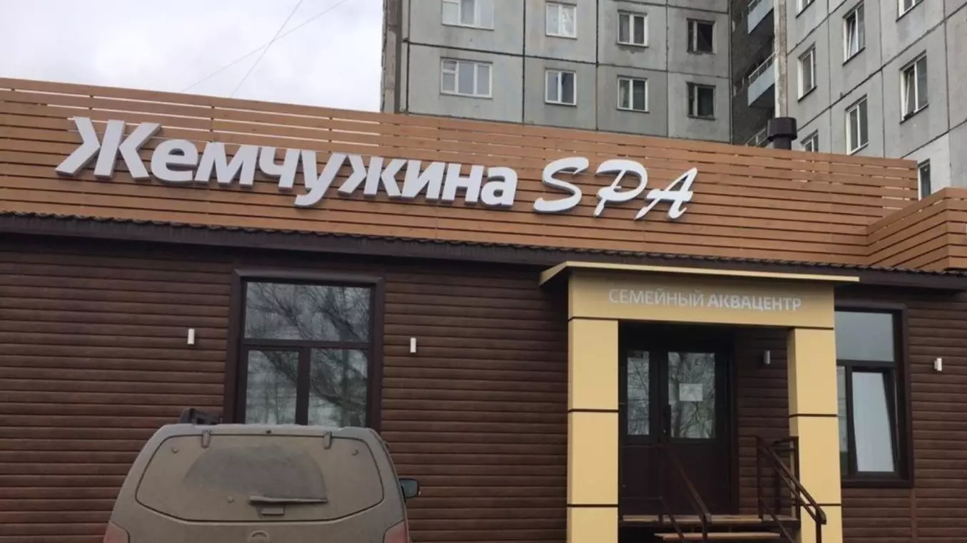 В Красноярске 9-летнего ребенка присосало к сливу в аквацентре