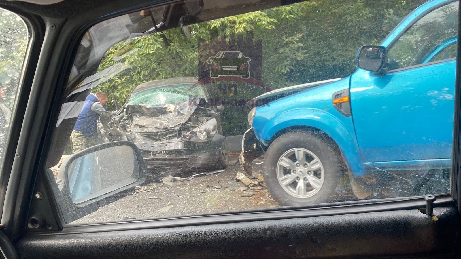 В Красноярске авто смяло после аварии, водитель погиб